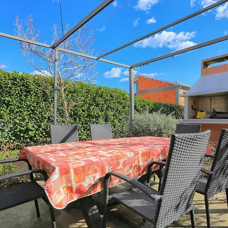Family Friendly House With A Parking Space - 19247 Сasa de vacaciones Trogir