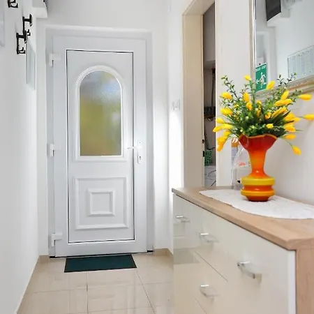 Family Friendly House With A Parking Space - 19247 Сasa de vacaciones *
